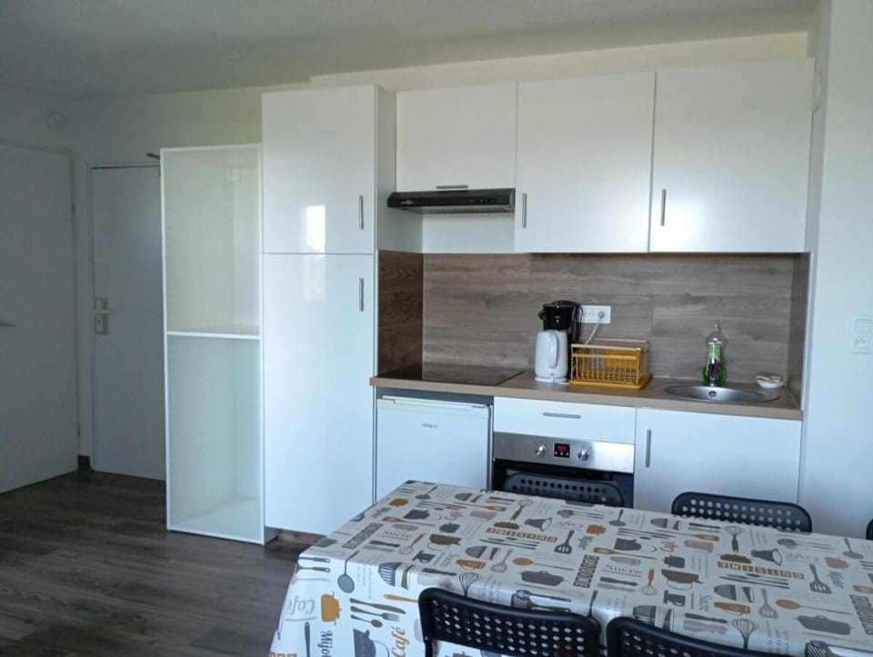 Kitchen or kitchenette, Dining area, oven