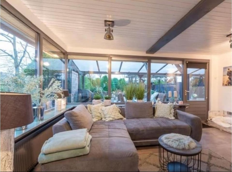 Lichtdurchflutetes Traumhaus NR 143 mit Wintergarten, strandnah uneinsehbarer Garten hundefreundlich House in Callantsoog