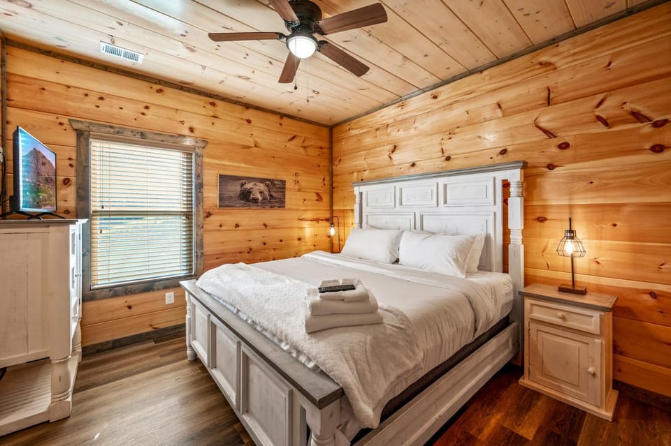 Grey Wood Lodge Hot Tub Fireplace Games House in Sevierville