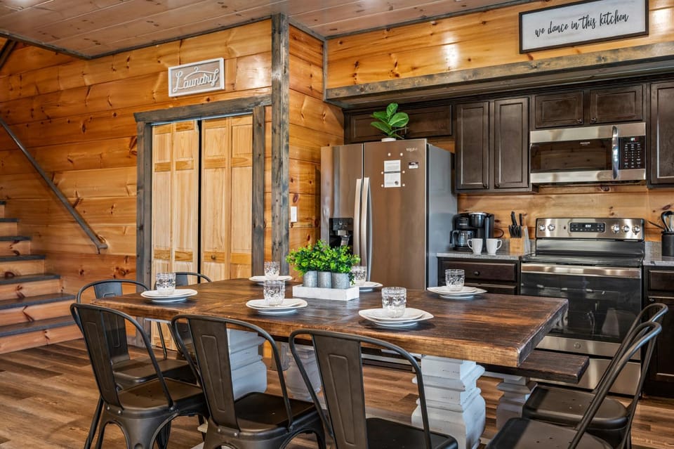 Grey Wood Lodge Hot Tub Fireplace Games House in Sevierville