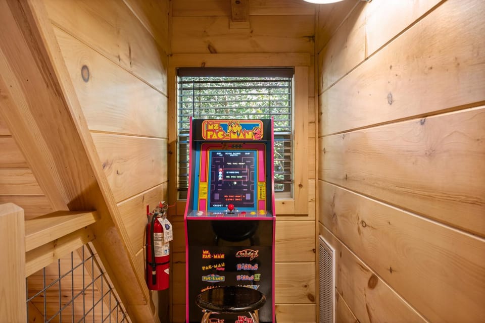 Beary Cottage Hot Tub Grill Arcade Games House in Pigeon Forge