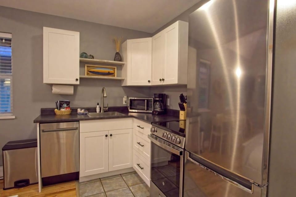 Kitchen or kitchenette, dishwasher, oven, toaster