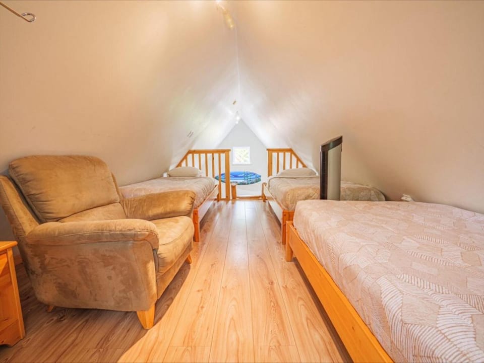 Bed, Seating area, Bedroom