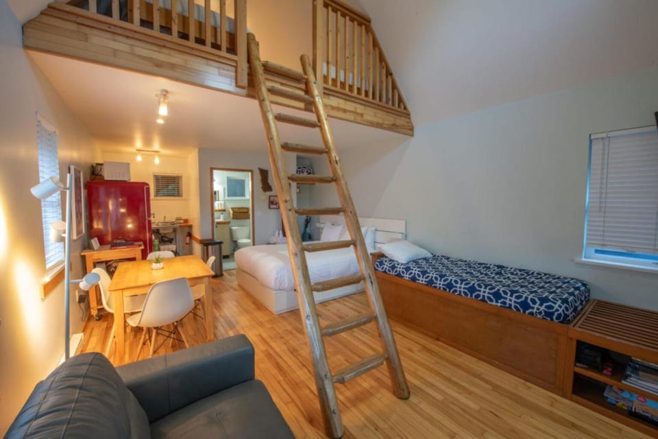 Bed, Living room, Dining area, Bedroom