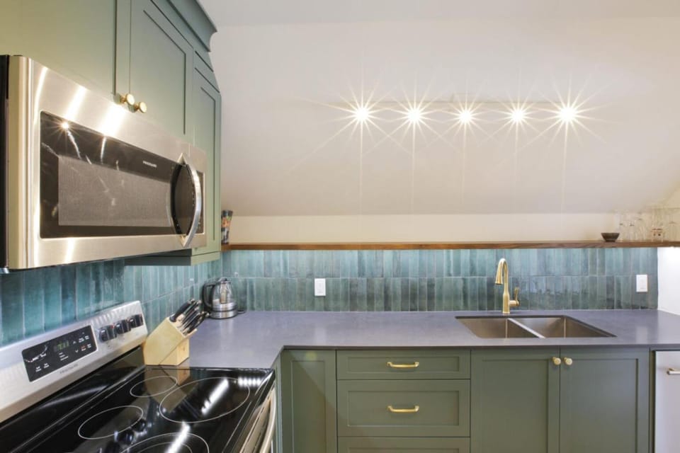 Kitchen or kitchenette, dishwasher, toaster