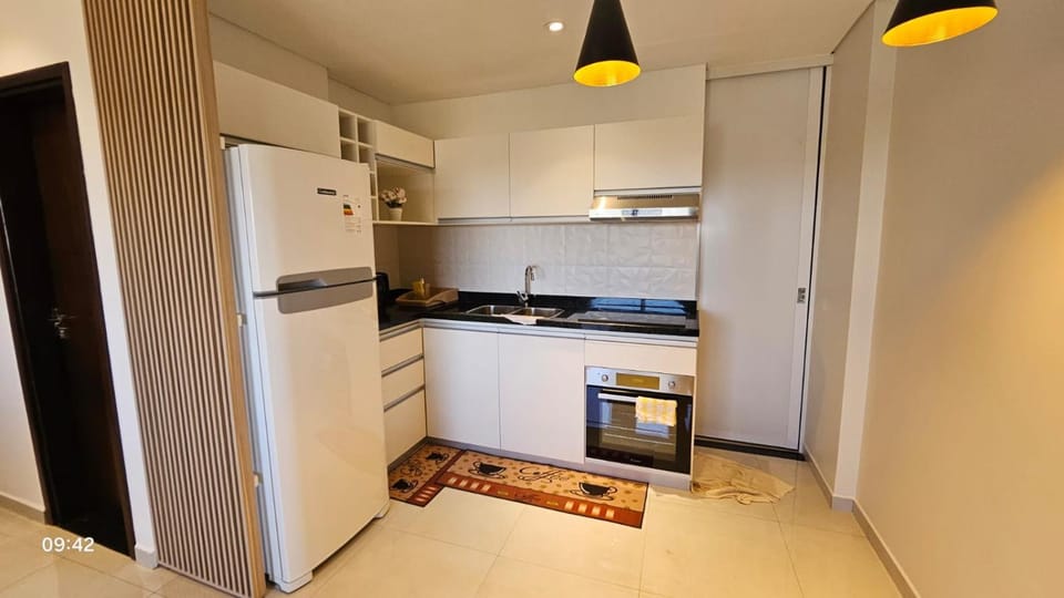 Kitchen or kitchenette, minibar, oven, stove