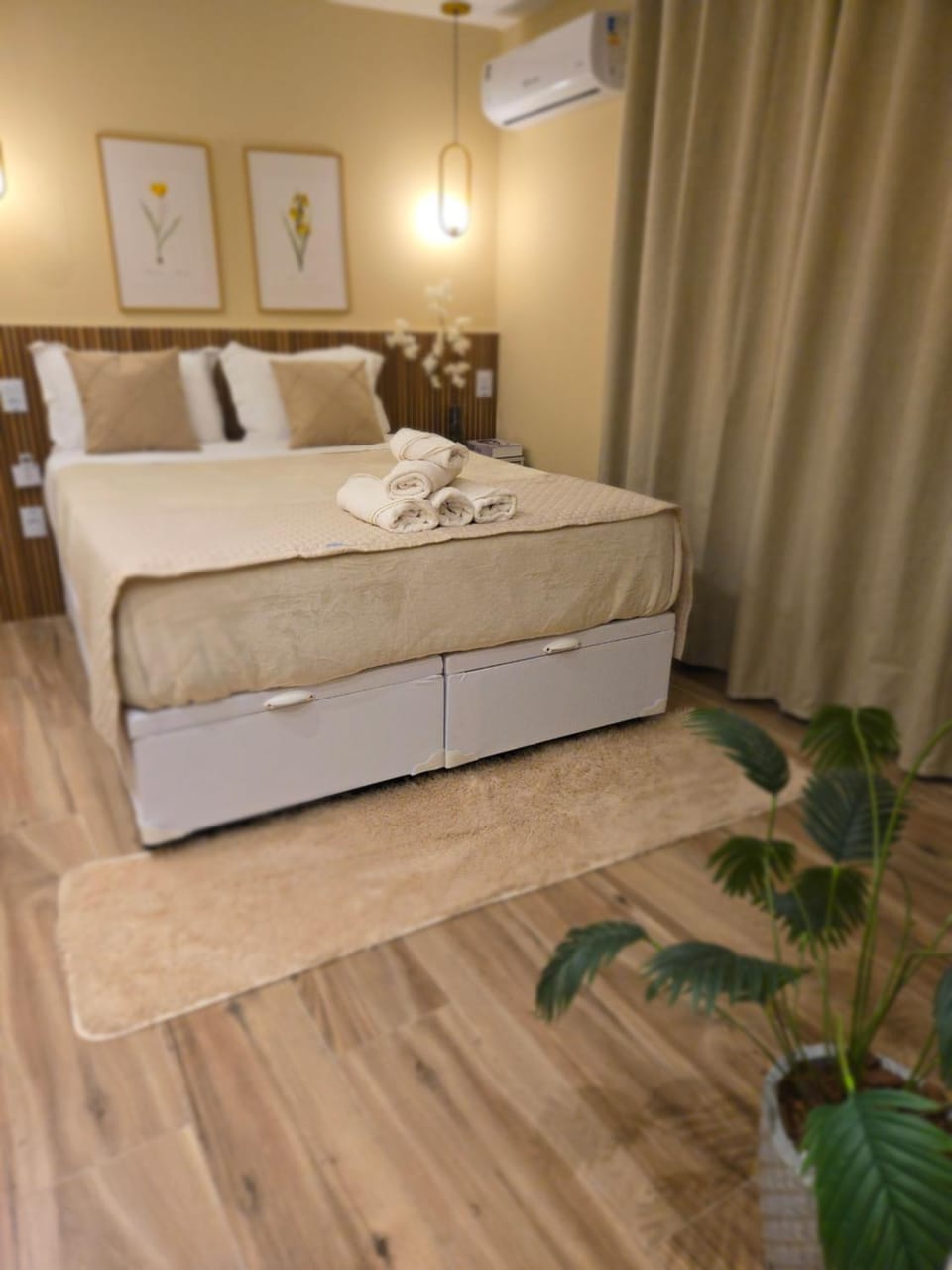 Photo of the whole room, air conditioner