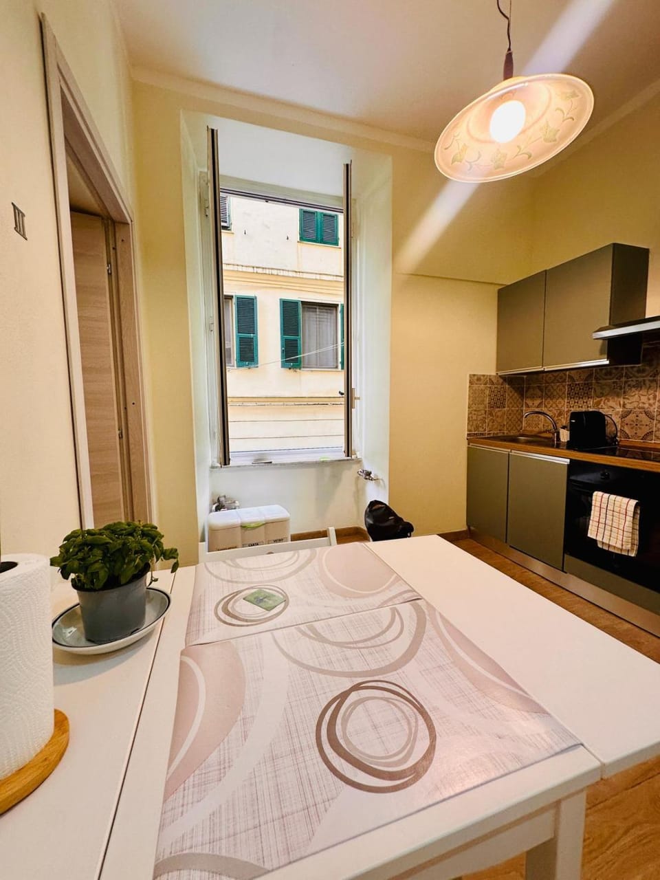 Kitchen or kitchenette, Dining area, stove