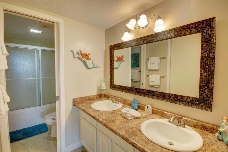 Shower, Toilet, Bathroom, Bath, towels