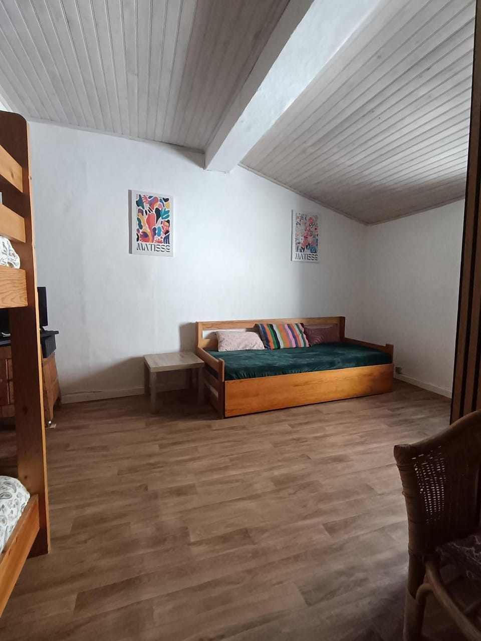Bed, Seating area