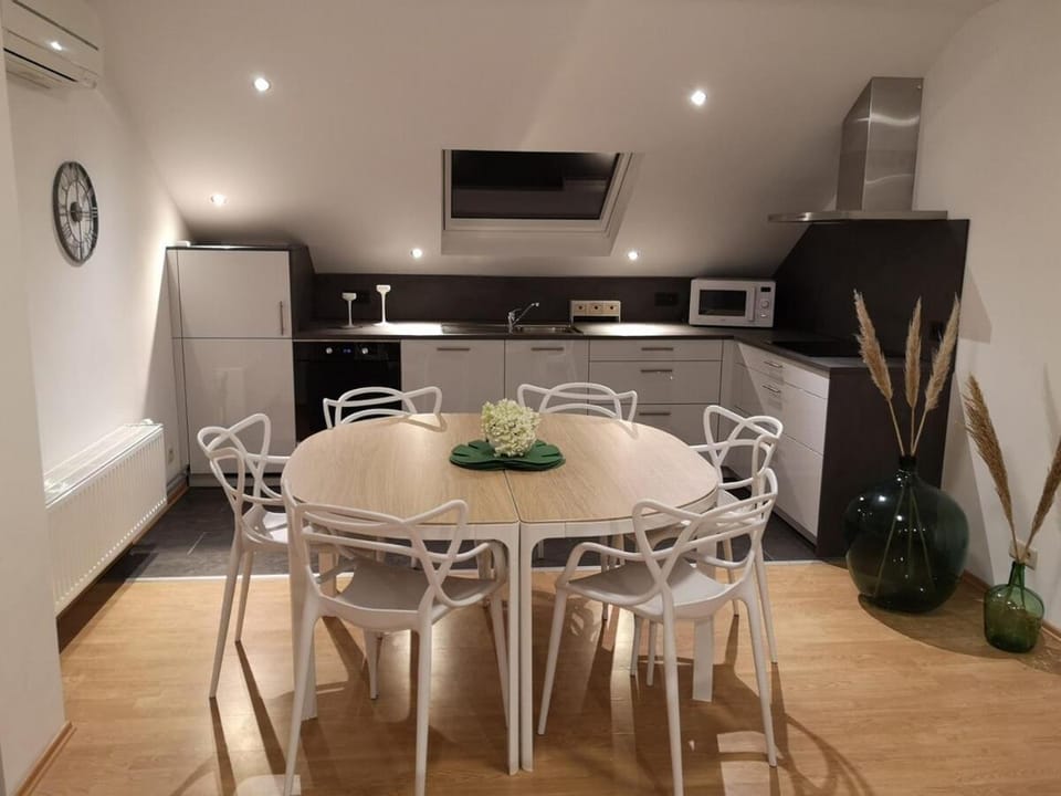 Dining area, kitchen