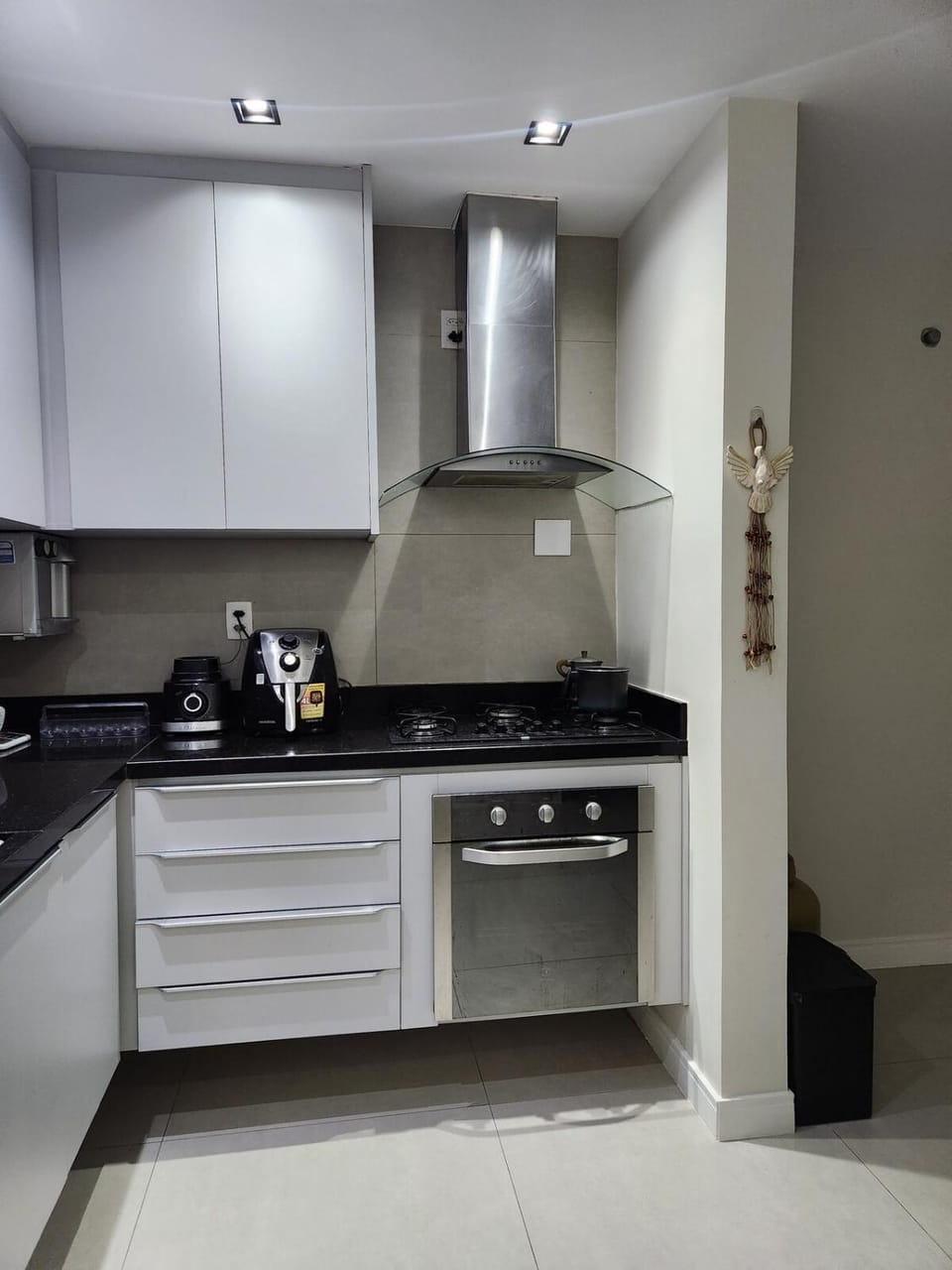 Kitchen or kitchenette, minibar, stove