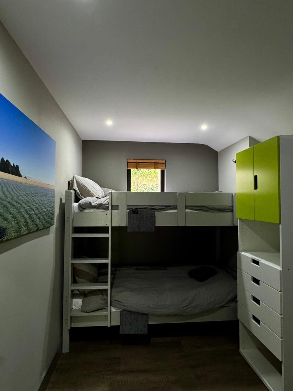 Bedroom, bunk bed