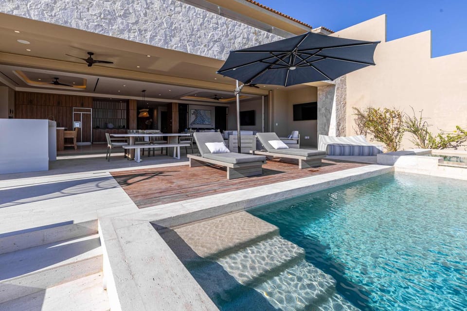 Property building, Patio, Day, Pool view, Swimming pool, sunbed