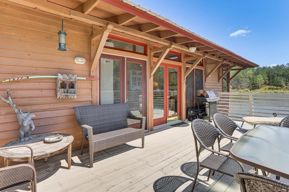 2 Docks + Paddleboard: Lakefront Alabama Retreat! House in Alabama