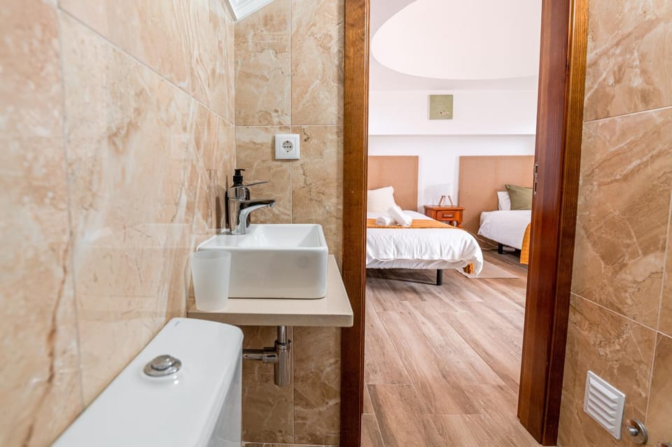 Bed, Bathroom, Photo of the whole room, Bedroom, towels