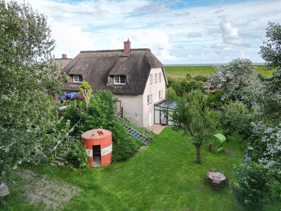 Property building, Natural landscape, BBQ facilities, Garden view
