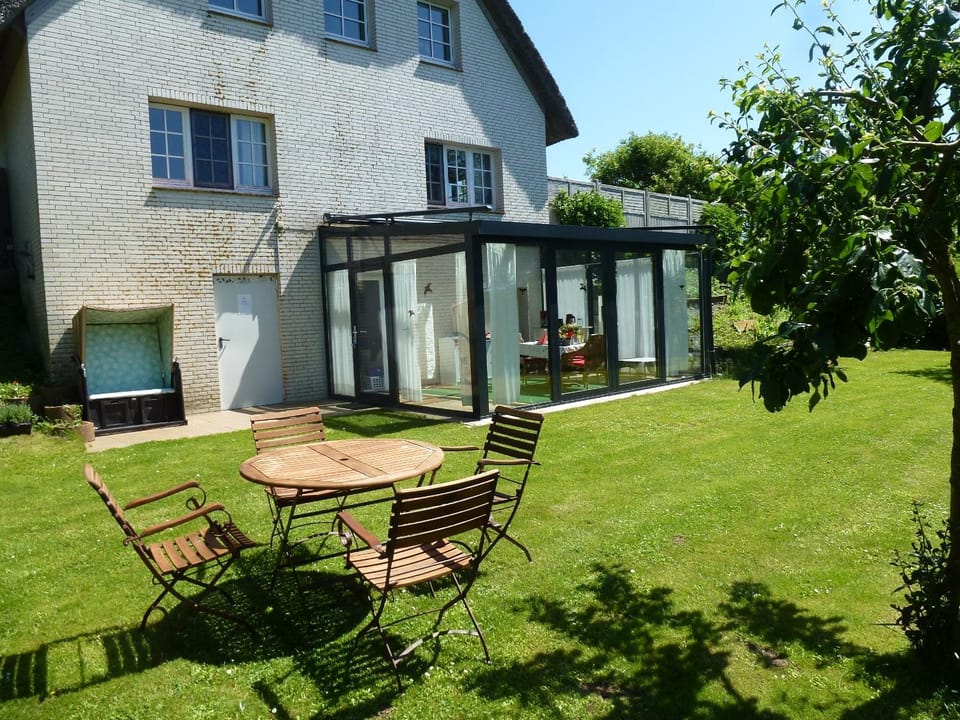 Property building, Patio, Day, Garden, Garden, Balcony/Terrace, Garden view