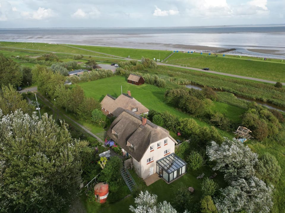 Property building, Natural landscape, Bird's eye view, Lake view, River view, Sea view, Quiet street view