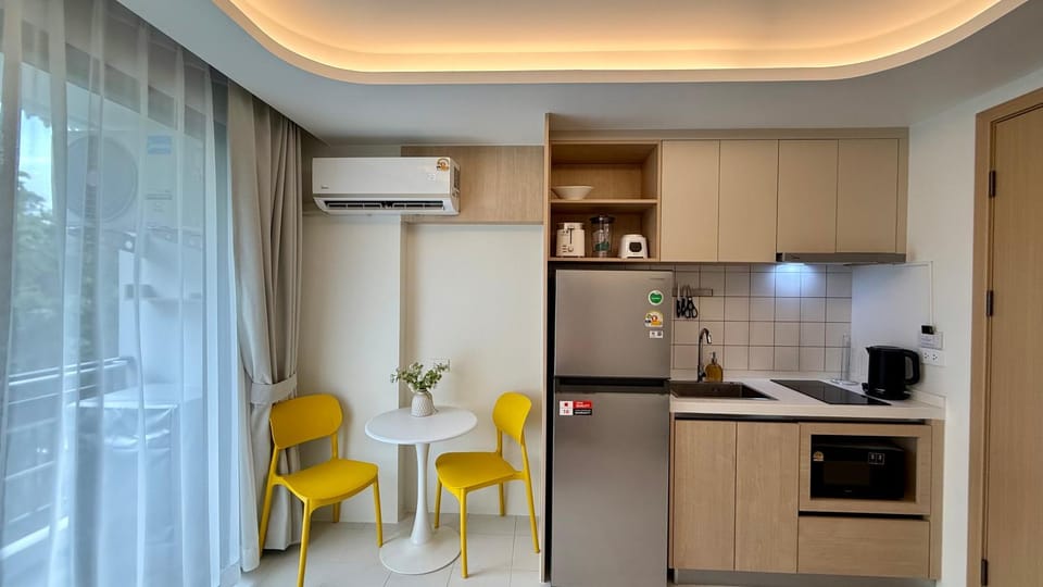Coffee/tea facilities, Kitchen or kitchenette, Dining area, stove, toaster, air conditioner