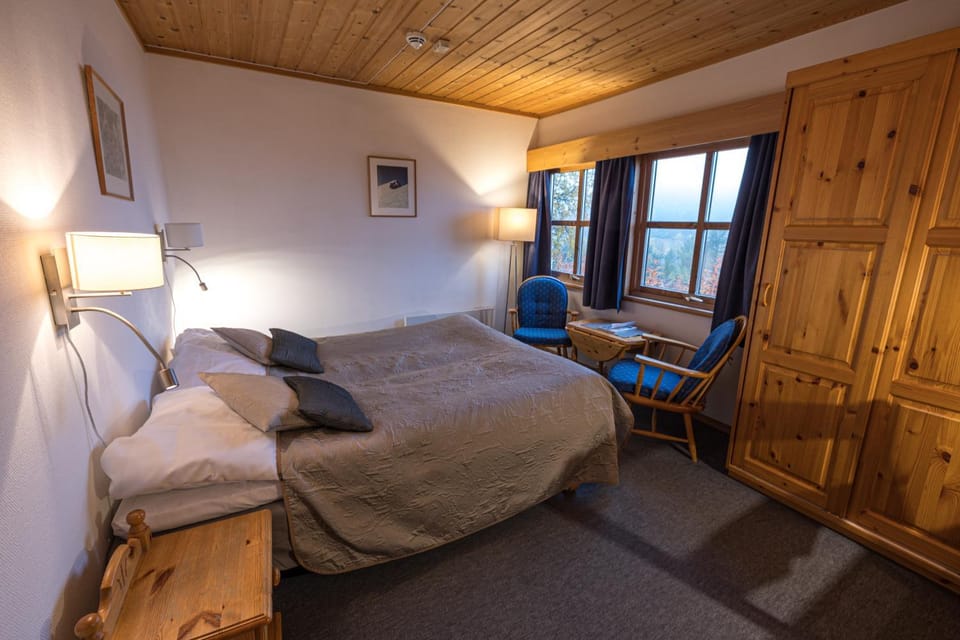 Bed, Photo of the whole room, Seating area, Bedroom