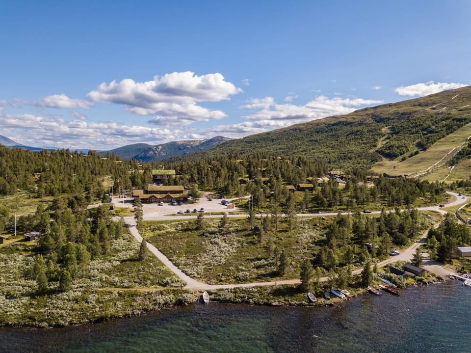 Property building, Neighbourhood, Natural landscape, Bird's eye view, Lake view, Mountain view