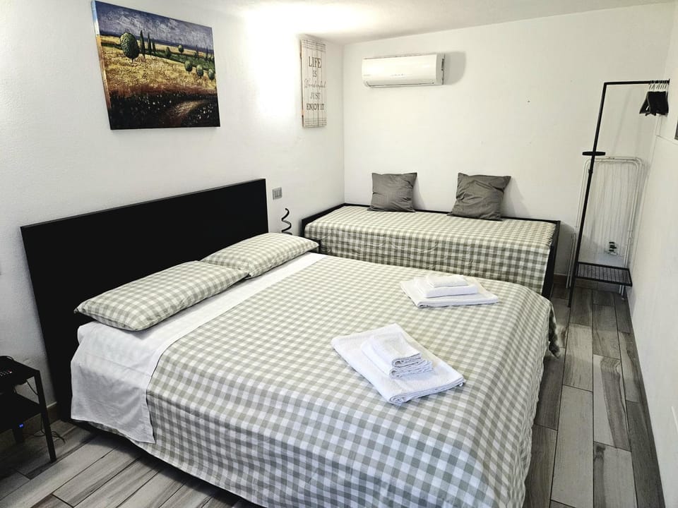 Bed, Bedroom, towels