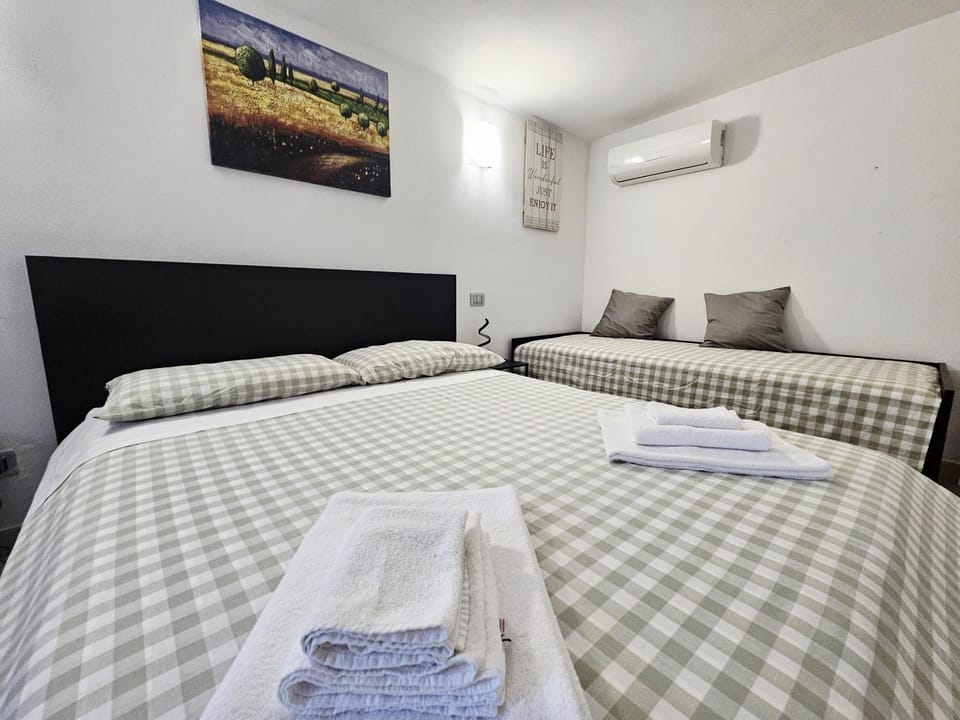 Bed, Bedroom, towels