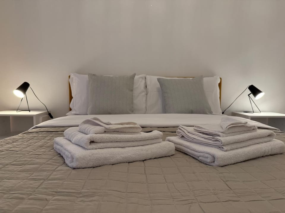 Bed, Photo of the whole room, Bedroom, towels