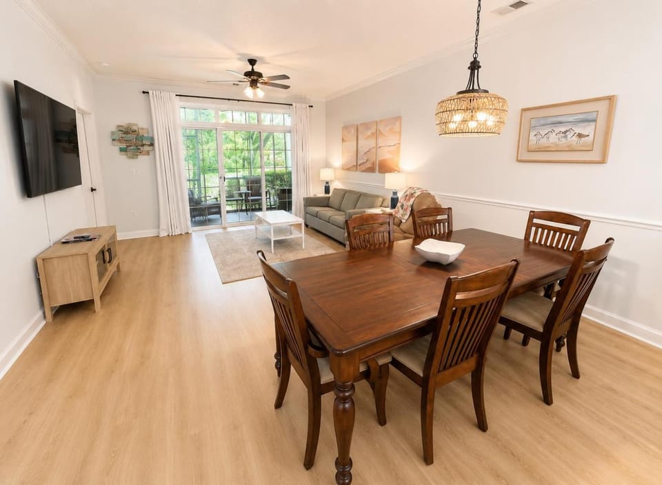 Stay Salty-Barefoot Resort, 2 Pools, 2 miles to beach, Golf view Apartment in North Myrtle Beach