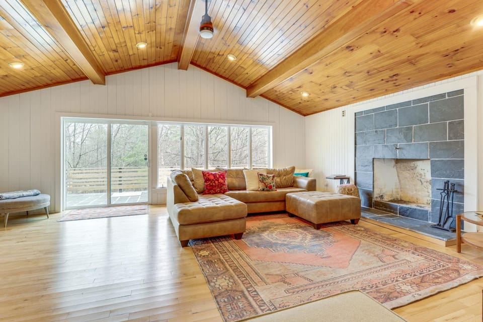 2 Mi to Hoosic River: 'The Moss House' w/ Deck! House in Capital District, NY, USA