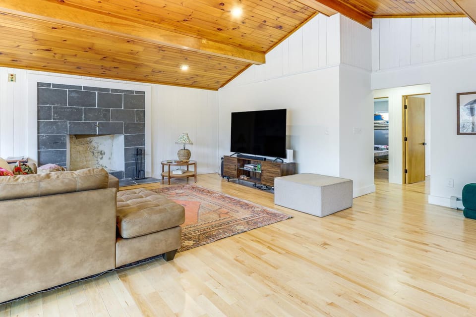 2 Mi to Hoosic River: 'The Moss House' w/ Deck! House in Capital District, NY, USA
