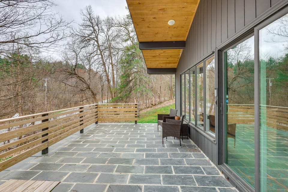 2 Mi to Hoosic River: 'The Moss House' w/ Deck! House in Capital District, NY, USA