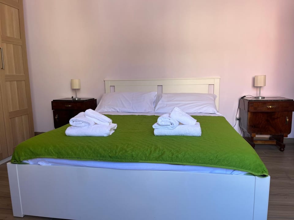 Photo of the whole room, Bedroom, towels