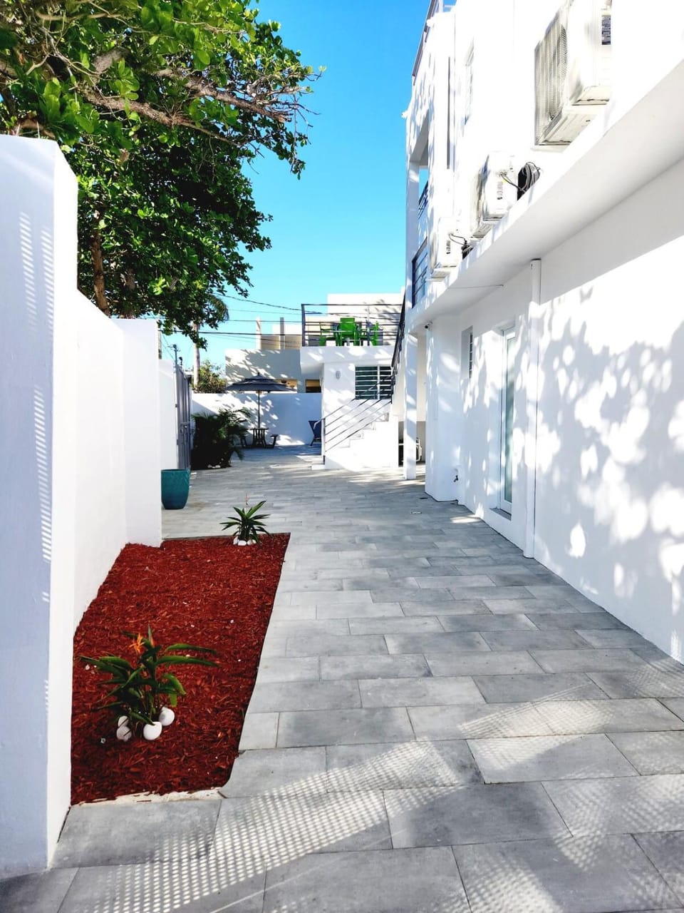 25- Pool Mansion walk to Beach, sleeps 30 guests Villa in San Juan
