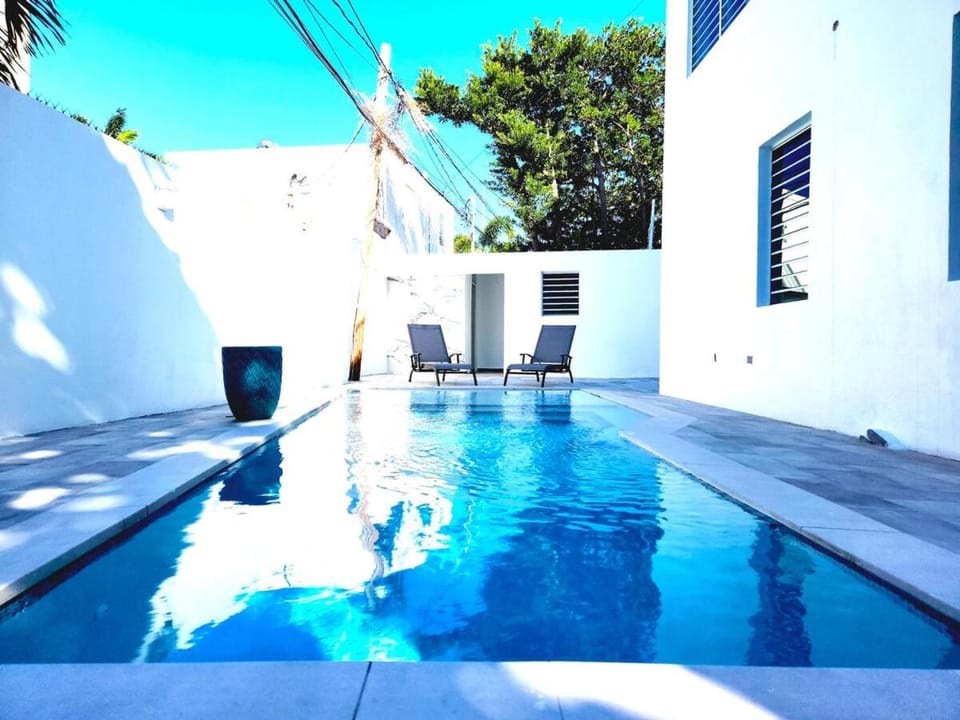 25- Pool Mansion walk to Beach, sleeps 30 guests Villa in San Juan
