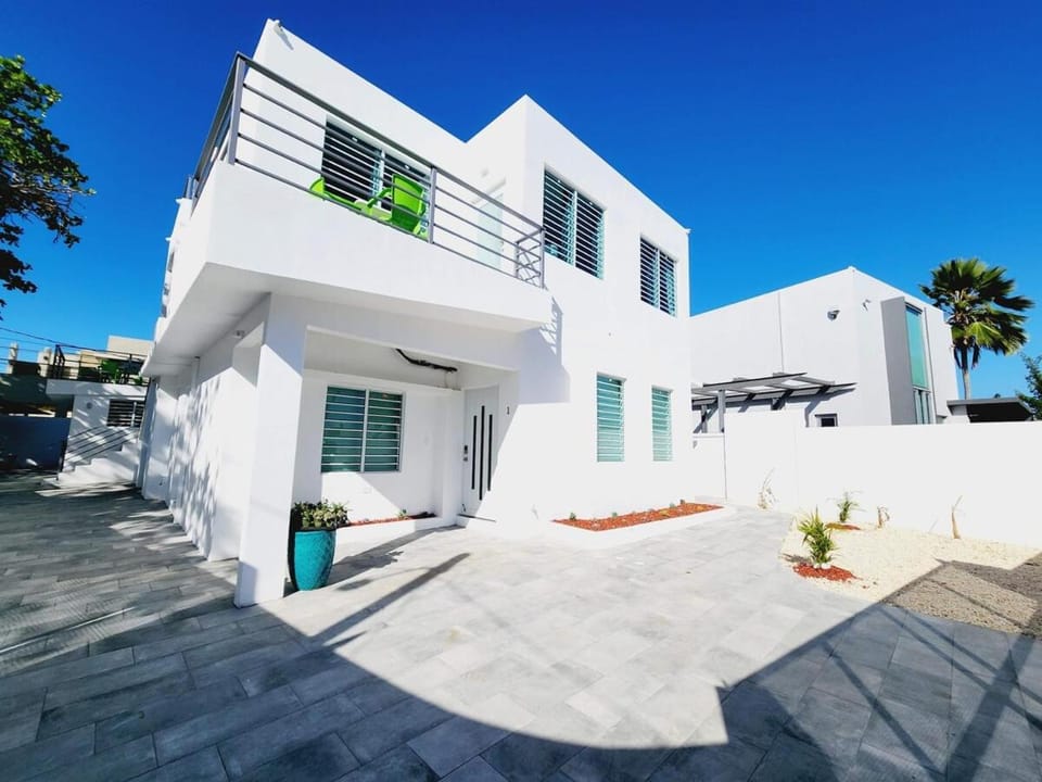 25- Pool Mansion walk to Beach, sleeps 30 guests Villa in San Juan