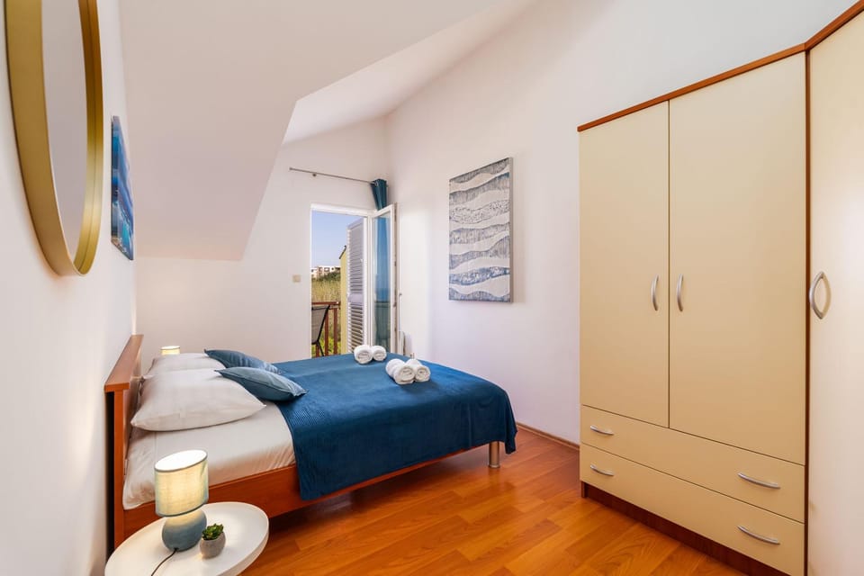 Bed, Photo of the whole room, Bedroom, towels, wardrobe