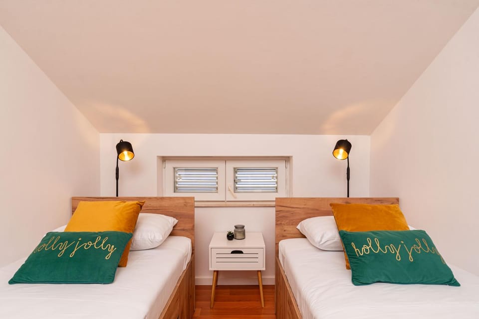 Photo of the whole room, Bedroom