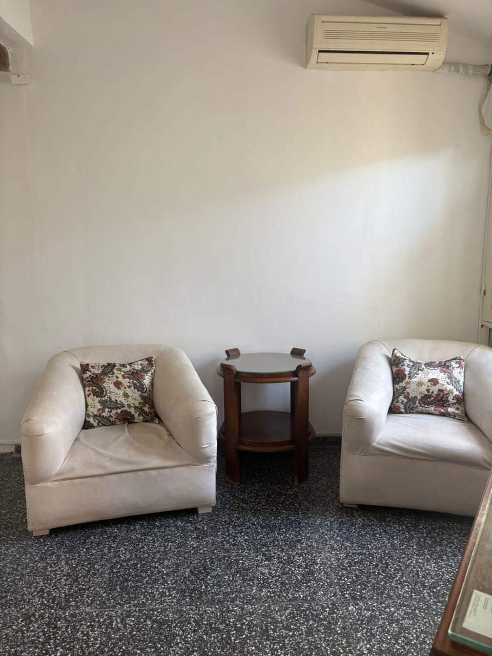 Living room, Seating area, air conditioner