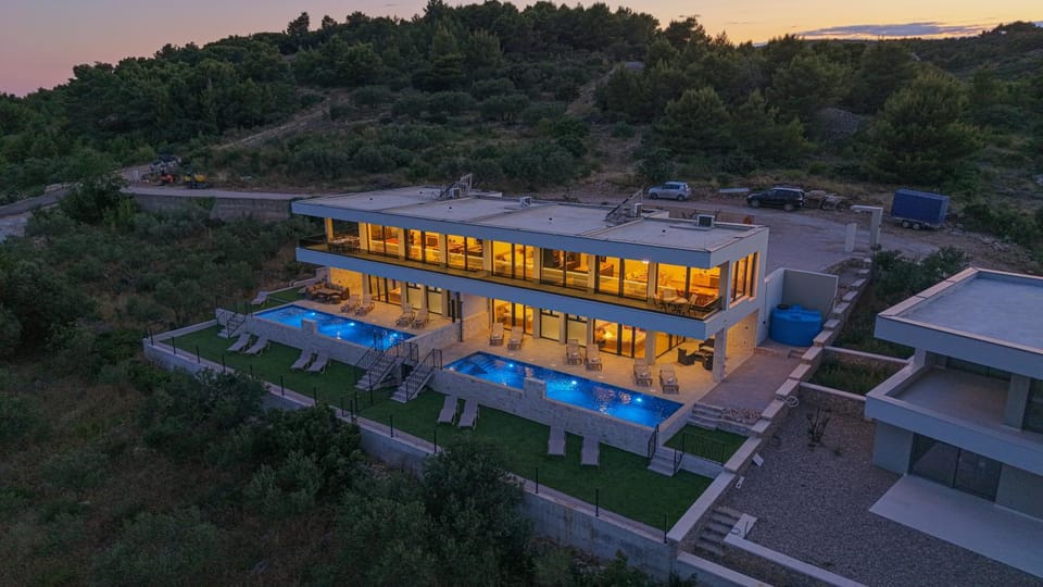 Property building, Natural landscape, Bird's eye view, Mountain view, Pool view, Swimming pool