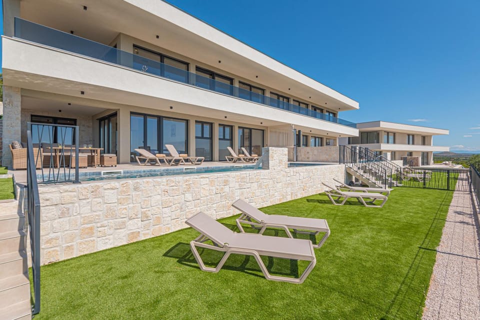 Balcony/Terrace, Pool view, Swimming pool, sunbed