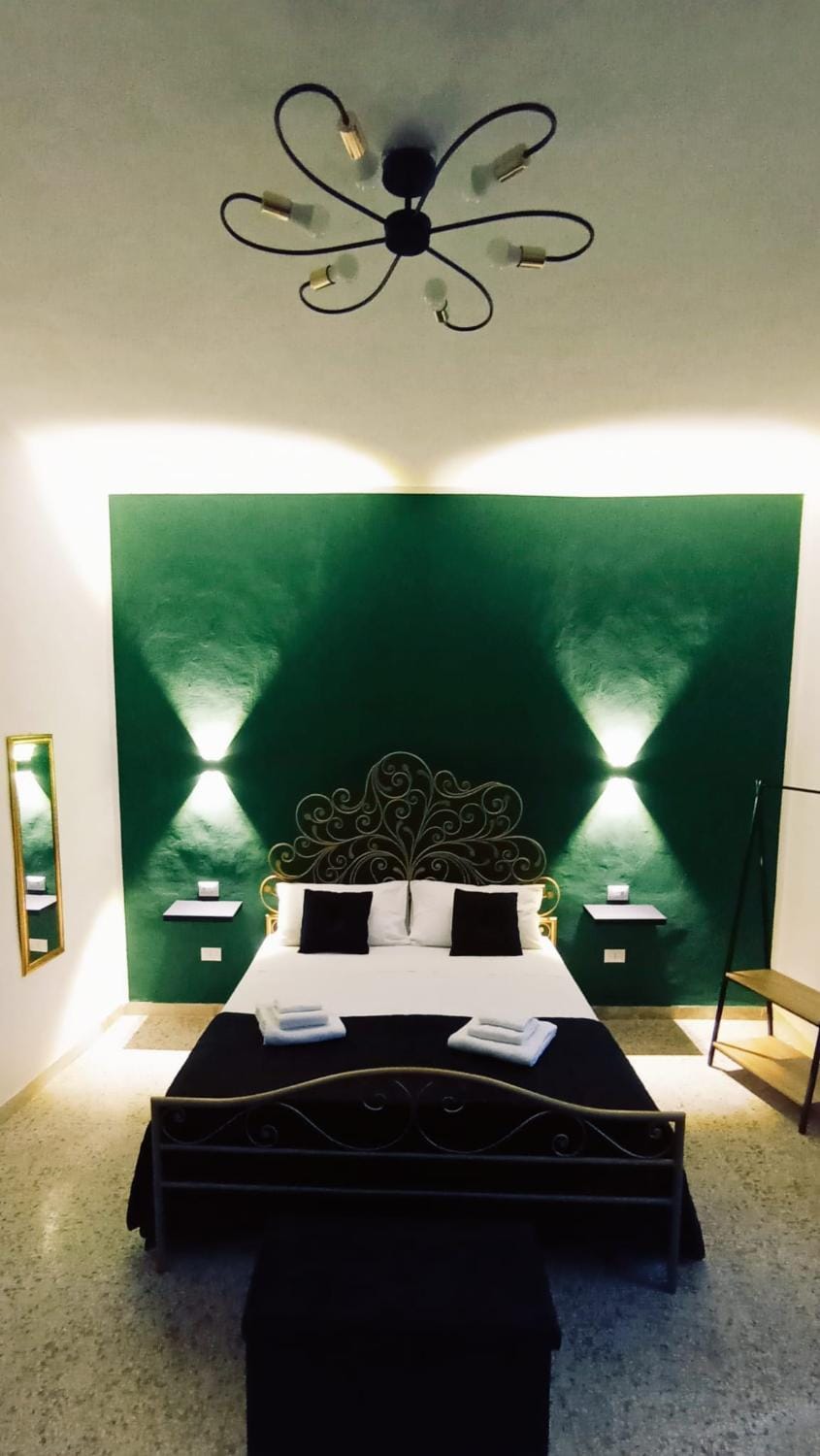 Bed, Photo of the whole room, Bedroom, fireplace