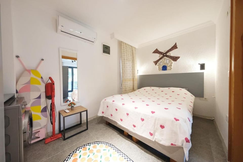 Photo of the whole room, Bedroom