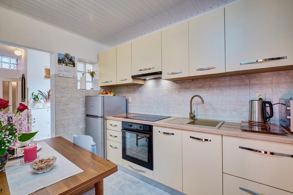 Dining area, kitchen