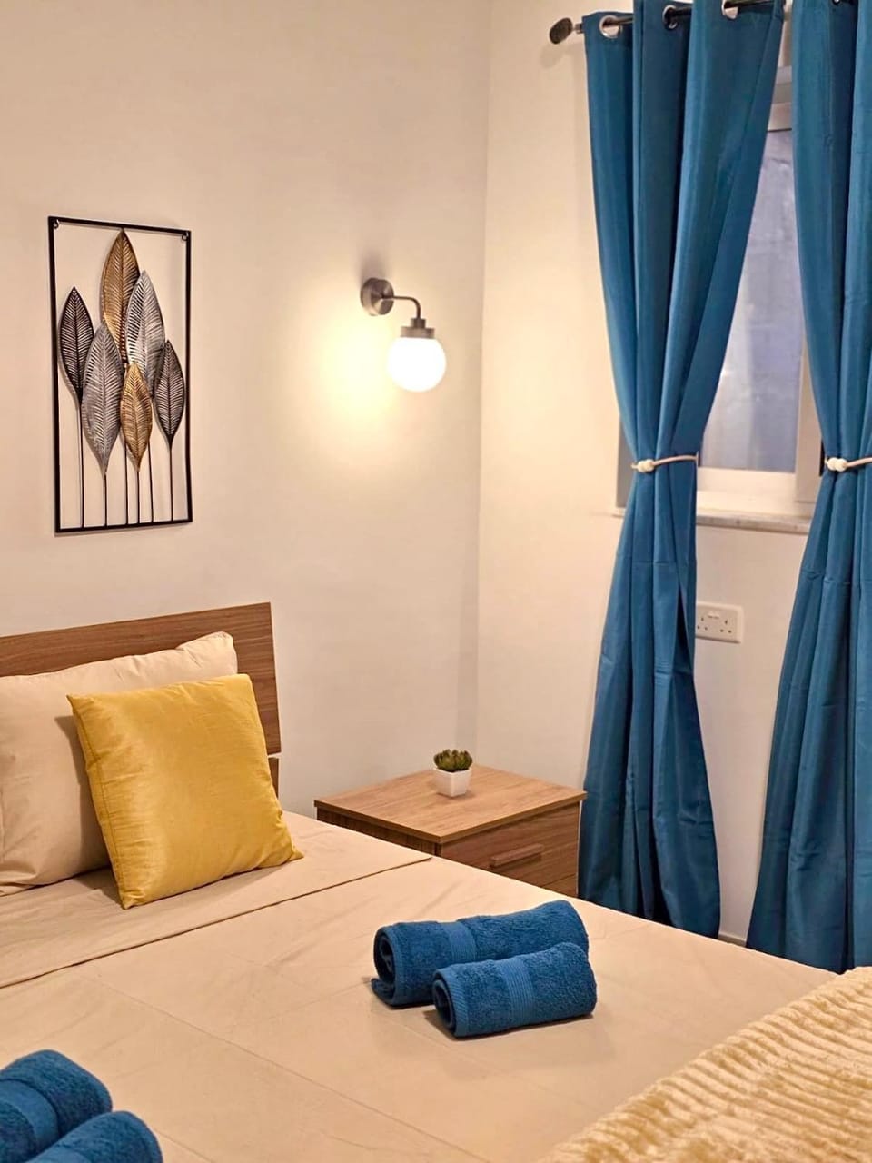 Photo of the whole room, Bedroom, towels