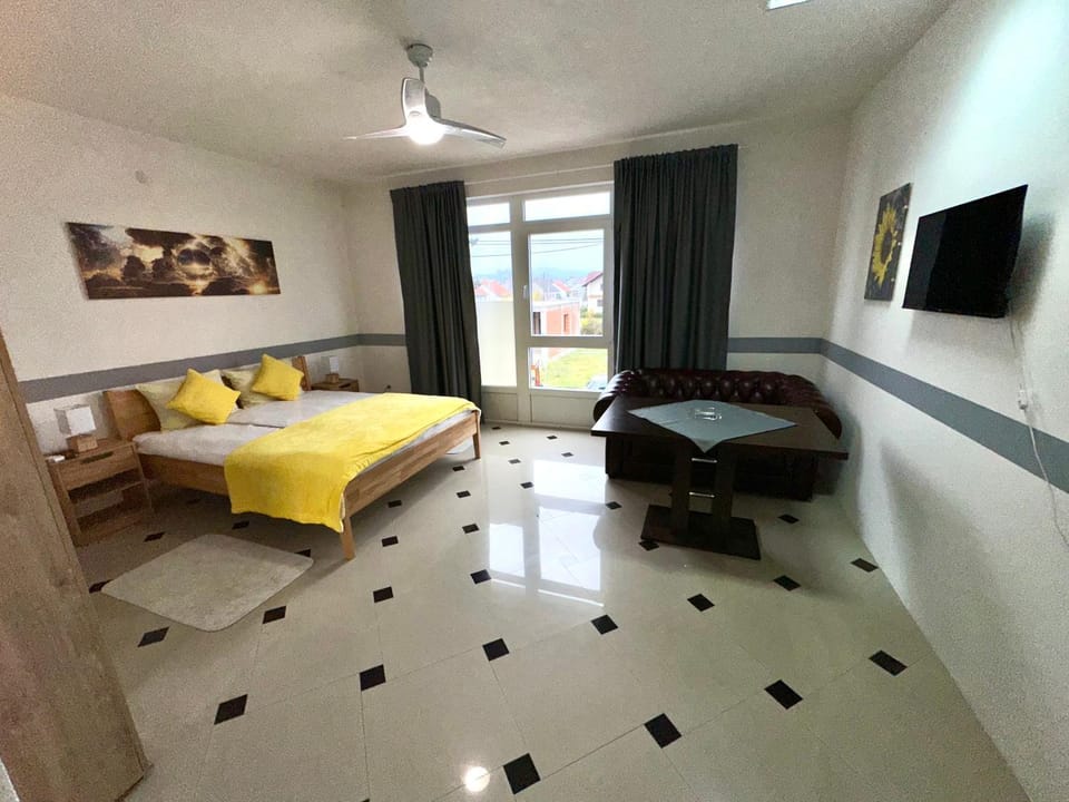 Bed, TV and multimedia, Living room, Photo of the whole room, Seating area, Bedroom