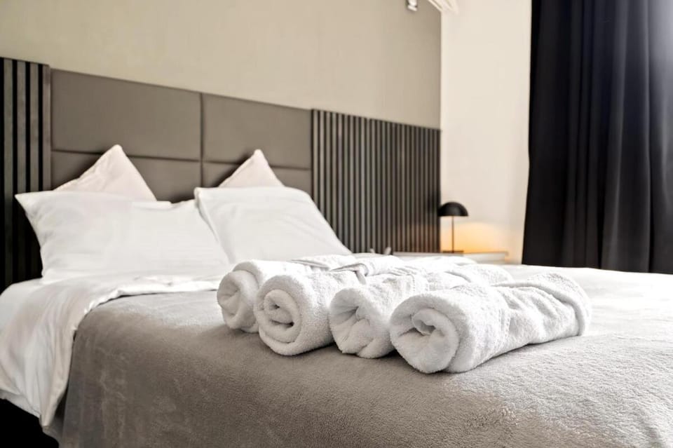 Bed, Photo of the whole room, towels