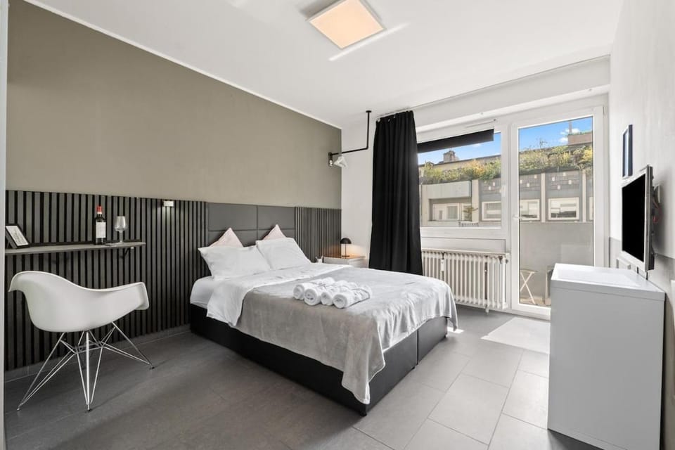 Bed, TV and multimedia, Photo of the whole room, Bedroom