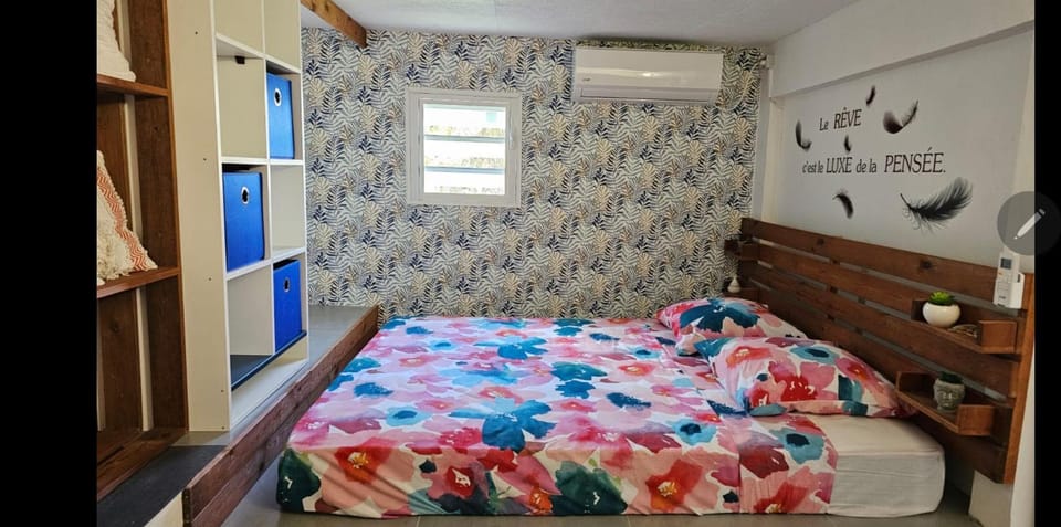 Bed, Photo of the whole room, Bedroom, air conditioner